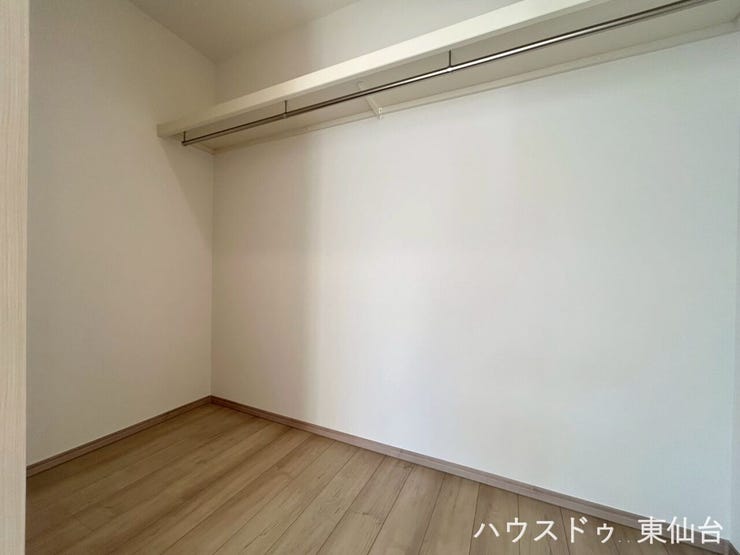 たっぷり収納できる広さと、使いやすい棚配置。毎日の身支度が快適になる、機能美あふれるWICです