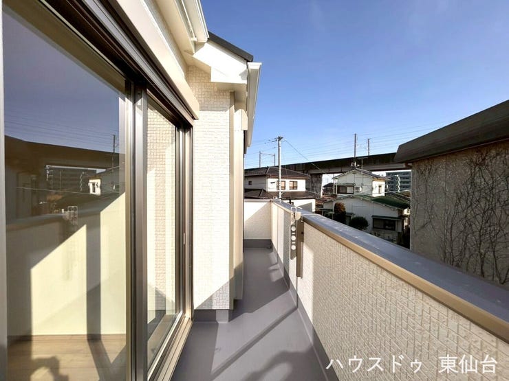 南向きのバルコニーは日当たり良好♪晴れた日は洗濯物がたくさん干せそうですね!