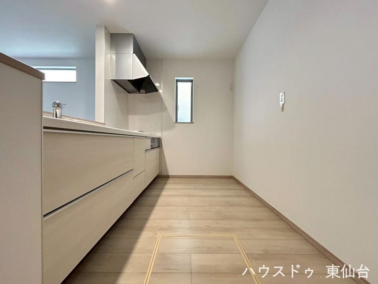 キッチンスペースは広々としてお好みでカップボードや大型冷蔵庫も置けそうです♪