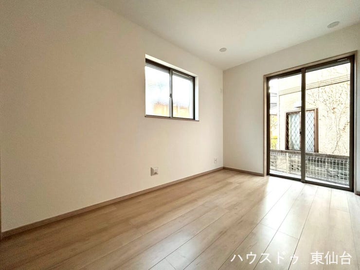 お昼寝、遊び場、来客スペースと多用途に使える一室。