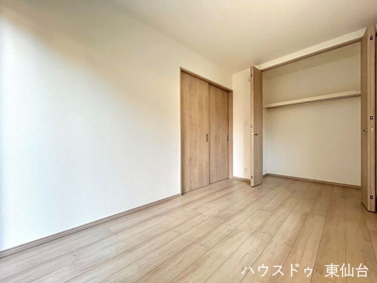 衣類も小物もすっきり収まる、使い勝手の良い収納付き