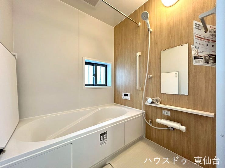 木目調パネルがやさしく包み込む、癒しのバスルーム。