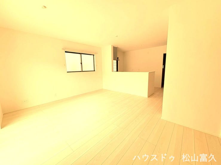 【リビング】
家族全員がゆったりと過ごせる16.6帖の空間は、開放感抜◎です。家具を配置しても窮屈にならず、ライフスタイルに合わせて自由なレイアウトを楽しめる広さがあります。