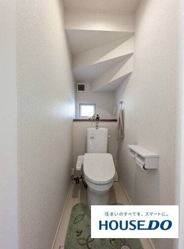 玄関から近く、来客時にもサッとご案内しやすい位置。窓付きで明るく、清潔感のある空間です。