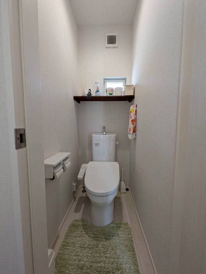 夜中に階段を上り下りする必要がない、便利な2階トイレ。忙しい朝の「トイレ待ち」も解消してくれます。