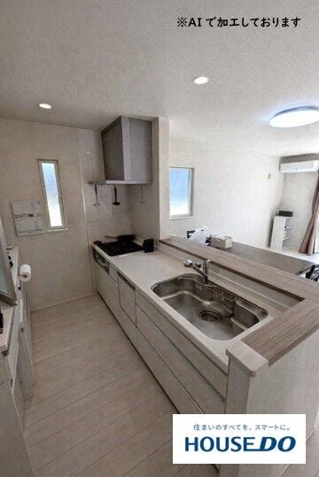 料理中も家族との会話が弾む対面式キッチン。床下収納や物入れもあり、片付けもスムーズです。