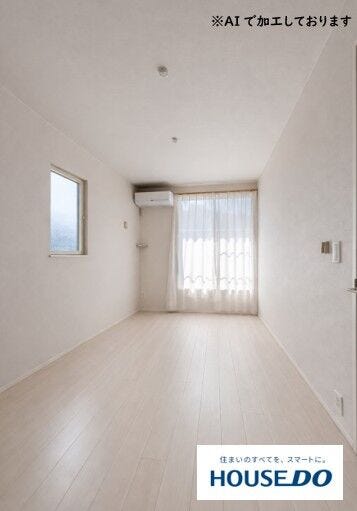 バルコニーに面した明るい日差しが差し込む一室。クローゼット完備で、子供部屋やワークスペースにも最適です。