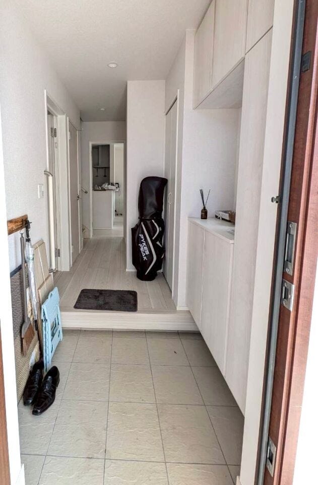 ゆとりある玄関ポーチと、靴をたっぷり収納できる下駄箱付き。いつも清潔感のある玄関でお客様を迎えられます。