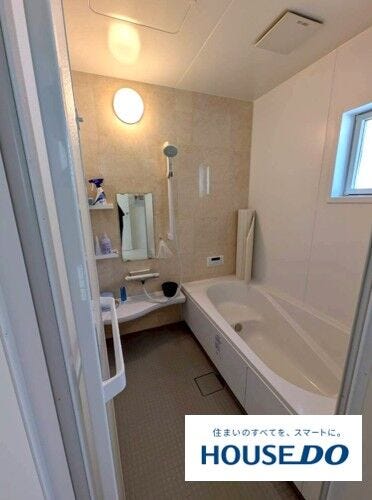 一日の疲れを癒やす広めのバスルーム。窓付きで換気もしやすく、明るく清潔な空間です。