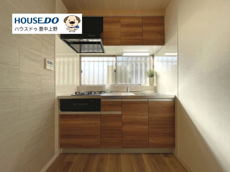 壁付けのシステムキッチン!上部棚も付いており収納力◎