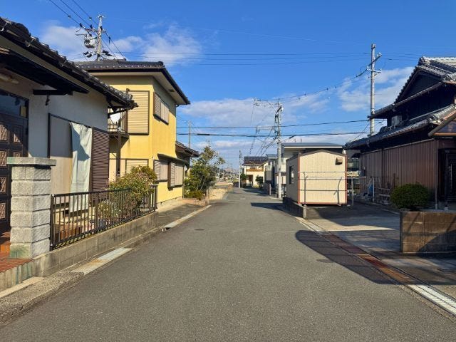 幅員約4mの前面道路です。普通車が1台通れる幅となります。大型車の通行が少ないので、振動や騒音が抑えられます。(2025年12月7日 撮影)