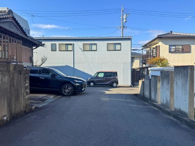 車通りが少ないので駐車しやすい立地です。(2025年12月7日 撮影)