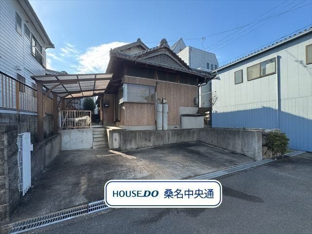 【外観】
建物配置を確認できる上物付き土地。約70坪の敷地で、プライバシーを確保しやすい形状です。※AIによる物消し加工を行っています(2025年12月7日 撮影)