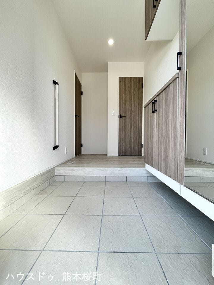 ■□■「しまう」が叶える、美しい玄関■□■大容量のシューズボックスがあることでいつも整理された、気持ちの良い「家の顔」を保てます。