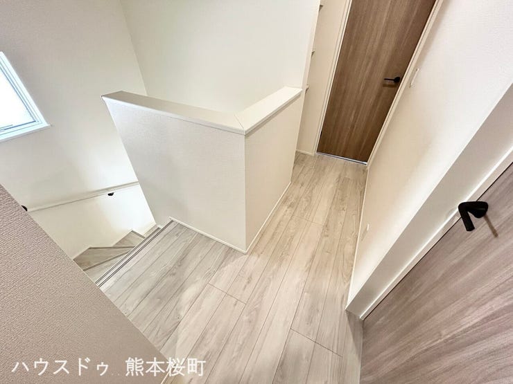 ■□■暮らしを繋ぐ、明るい動線■□■採光窓から光が差し込み、足元を優しく照らす。安全で快適な、家族の生活を支える縦の繋がりです