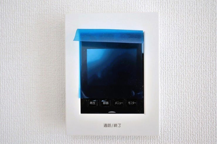 ○カラーモニター付インターホン○ 同仕様
不在時の訪問は自動で録画されます。
訪問者の顔が確認できるのでお子様の留守番にも安心です♪