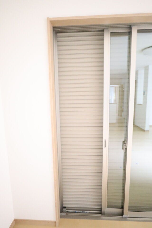 ○シャッター雨戸○ 同仕様
開閉に力が要らないシャッターを採用しています♪
外出時や旅行時の防犯、台風など雨風の強い日にも安心ですね♪