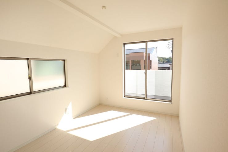 ◇洋室◇ 同仕様
2面採光のお部屋は明るく風通しが良いです♪
収納もしっかり出来ますよ!