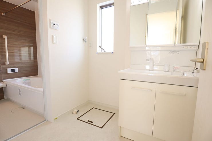 ◇洗面所◇ 同仕様
シャワー付き洗面化粧台♪
三面鏡付で朝の身支度もラクラクです♪