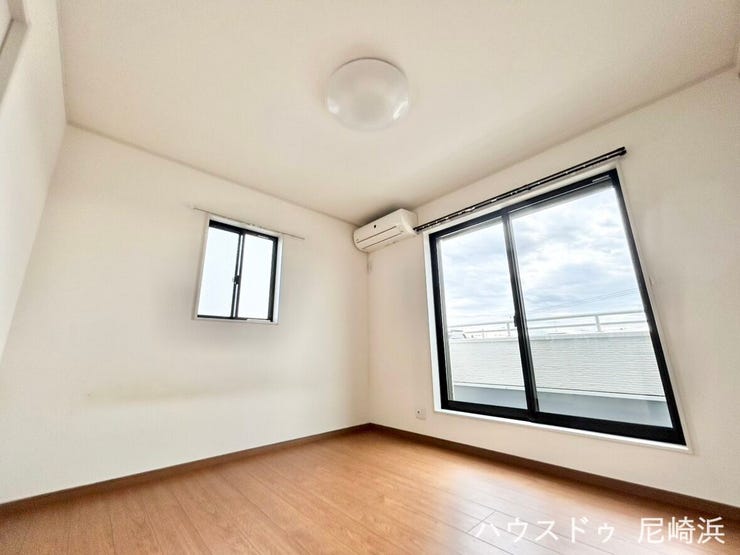 ■3階寝室 6.1帖 二面採光で明るい室内♪クローゼット収納もございます!