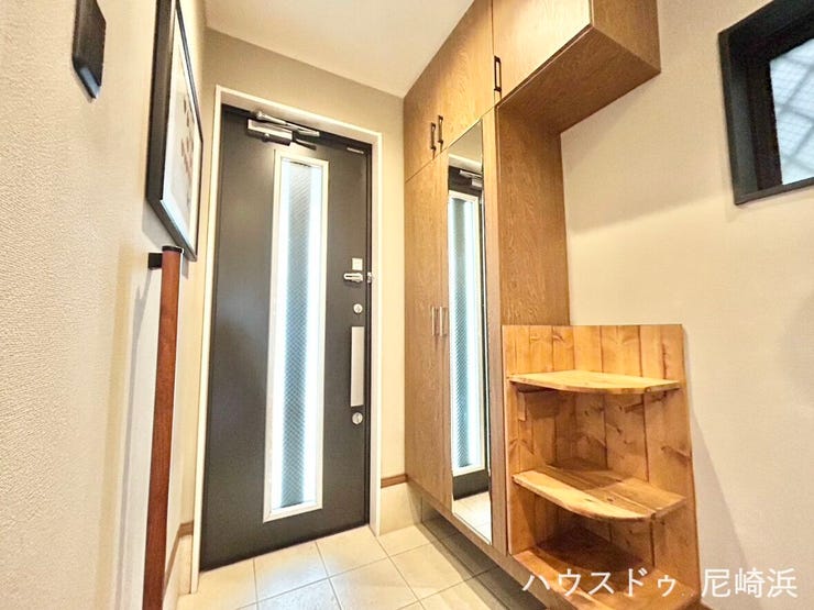 ■大容量のシューズボックス完備で来客時も安心です。姿見付きでお出掛け前に身だしなみをチェックできます!靴をすっきりと収納でき、いつでも玄関が清潔に♪