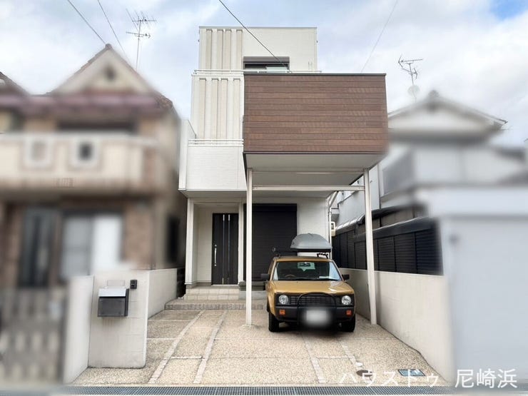 ■南向きの4SLDK、3階建て。駐車1台可能です♪駐車場上のワイドバルコニーがカーポートの様に利用できます♪