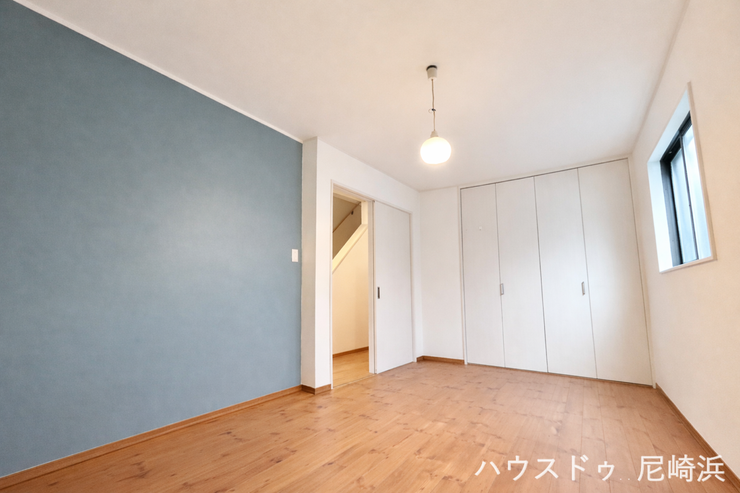 ■1階洋室 7帖 アクセントクロスが目を惹くお部屋。二面採光で明るく、クローゼット収納もございます!