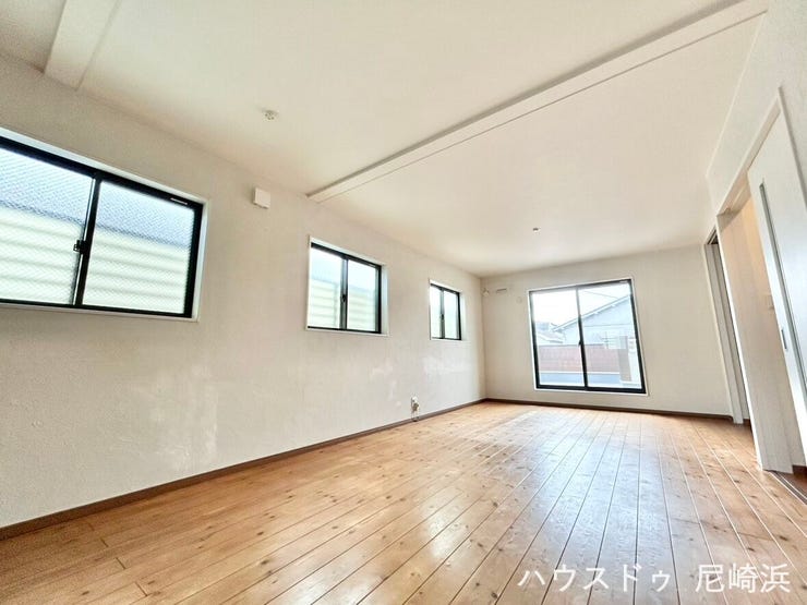 【居間・リビング】
■2階LDK広々19.4帖!南向き&二面採光で採光・通風良好です!奥行きがあるので食事スペースと寛ぎスペースを分けやすく、家具配置も自由自在です♪