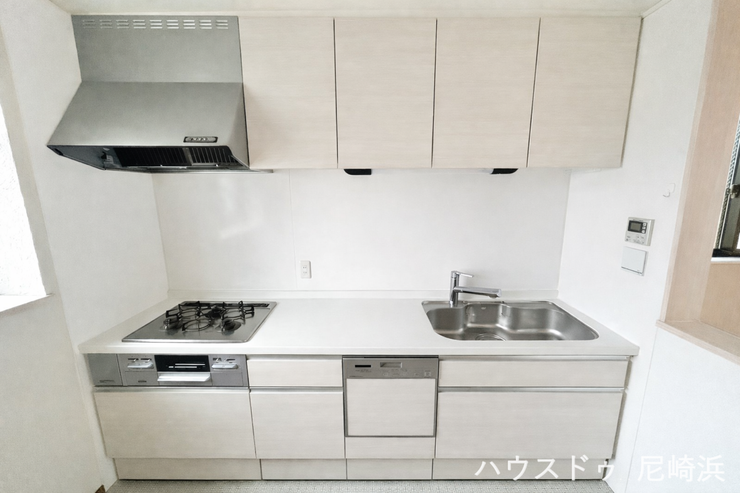 ■家事ラクを叶える食洗機付きシステムキッチン♪キッチンにも床暖付き!三口コンロとグリルでの同時調理で時短&効率アップ♪