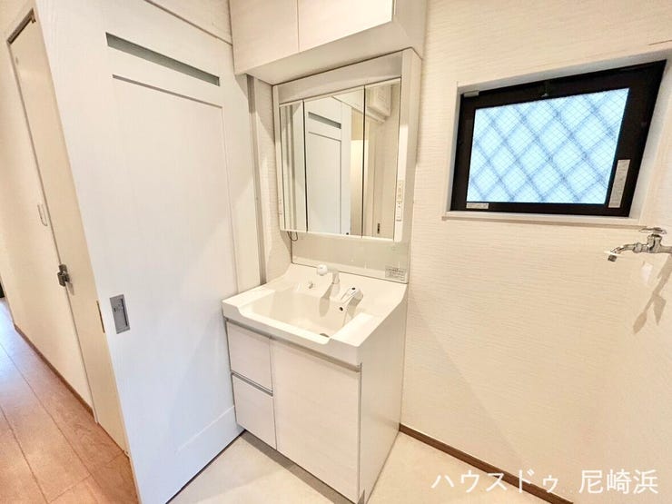 ■1階洗面所(2階にもございます)毎日の身支度を落ち着いて行え、収納も兼ね備えた独立洗面台♪三面鏡裏や洗面台下にも収納たっぷり!