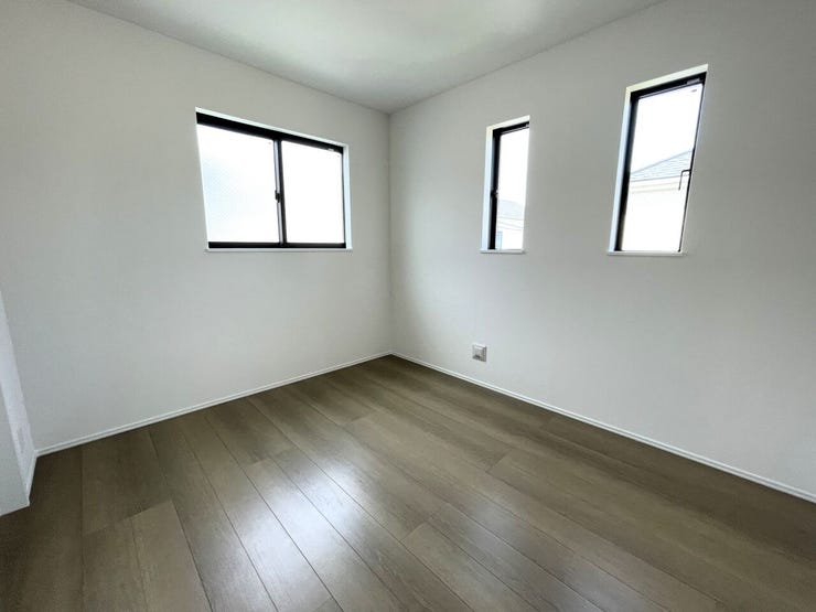 ◇洋室5.25帖◇
2面採光のお部屋は明るく風通しが良いです♪
収納もしっかり出来ますよ!