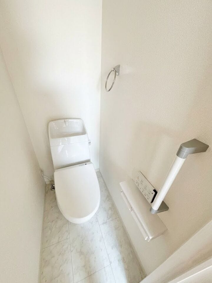 白を基調としたスタイリッシュで明るいサニタリー空間。壁リモコン仕様ですっきりとした印象です。お掃除もしやすい最新機能の便座で、毎日のデリケートな空間を常に美しく保てます。