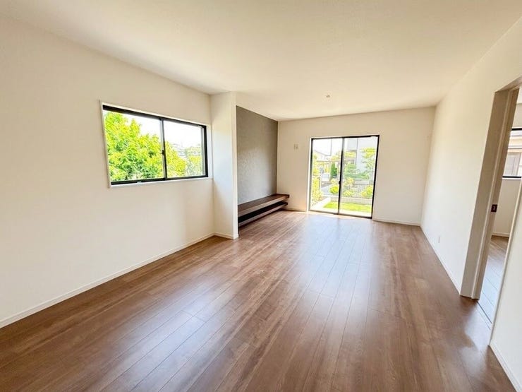 お部屋の主役になる、おしゃれな造作テレビカウンター付き!グレーのアクセントクロスがモダンな雰囲気を演出し、インテリア選びや毎日のテレビ鑑賞が一段と楽しくなる特別なリビングです。