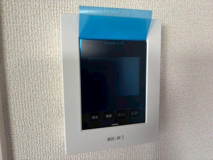 モニター付インターホンは来客者を確認できるのでお子様のお留守番にも安心です。録画機能も備えているのでお出かけの際の訪問者の確認もできます。