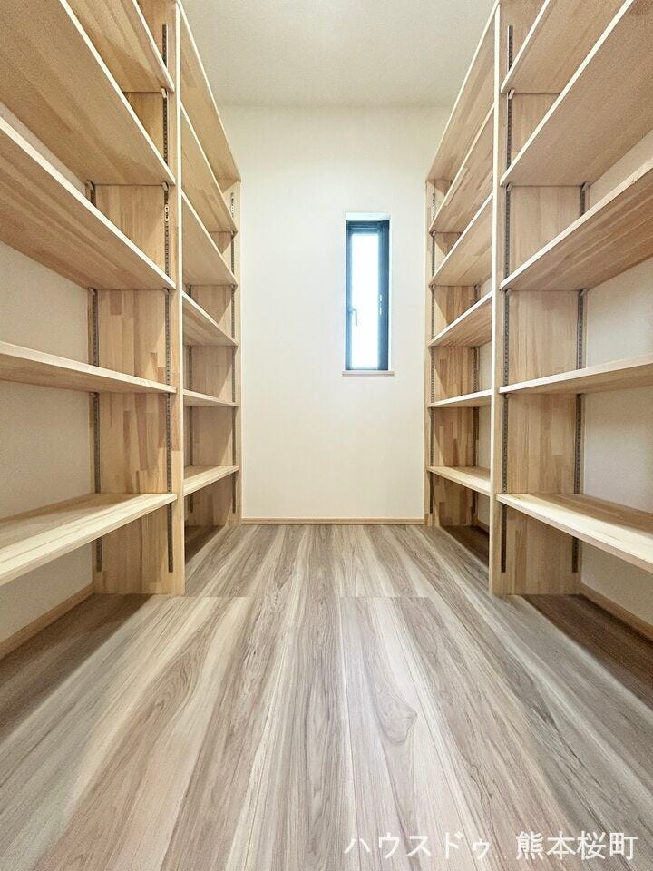 ■□■収納スペース■□■
玄関横の物入スペースは約2帖の広さがあります!生活雑貨など様々なものを収納できるスペースです☆