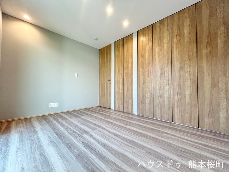 ■□■6帖洋室■□■
壁一面が収納になっており、洋服などの整理整頓が出来そうです♪アクセントクロスもオシャレな雰囲気を演出しています!