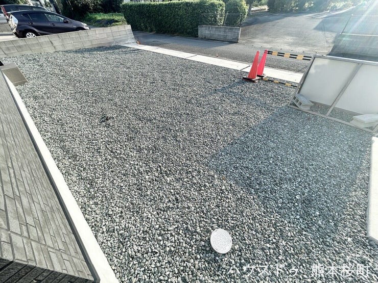 ■□■駐車スペース■□■
敷地には砂利が敷いてあるので防犯対策にも◎車3台ほど停めれます♪