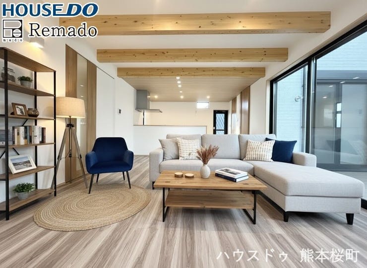 ■□■リビング■□■
天井の梁が印象的な温かみのあるお家です♪天井近くまであるハイドア・ハイサッシで開放感も演出!※家具はCGです