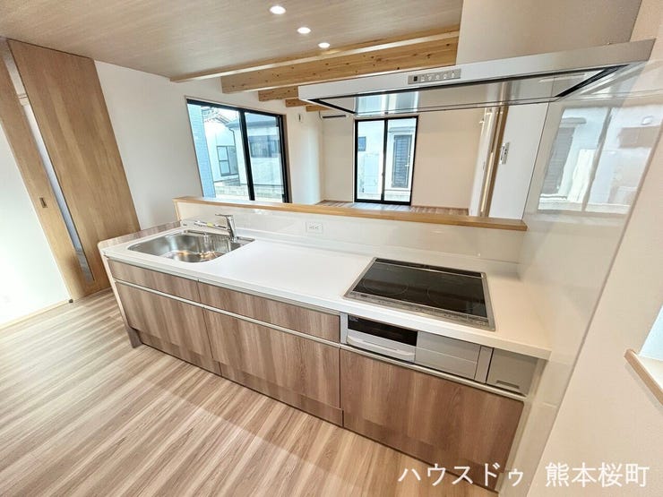 ■□■キッチン■□■
人気のIHヒーター♪火を使わないので小さなお子様と一緒に安心して料理を楽しめます☆リビングも見渡せる対面キッチン♪