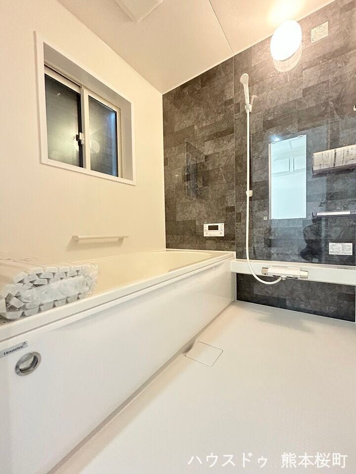 ■□■浴室■□■
小窓があるので換気ができます!一坪ほどの浴室でまったり一日の疲れを癒せそうです♪