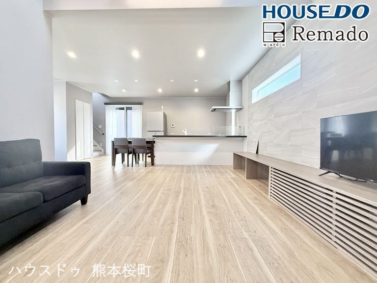 【リビング】
■家族の笑顔が集う中心地■お気に入りの家具を迎え、窓からは心地の良い光が差し込みます。