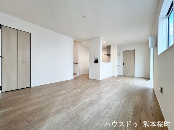 ■安らぎと笑顔の中心地■陽光が優しく降り注ぎ、会話が自然と弾む。ここでは、毎日が特別な時間へと変わります。