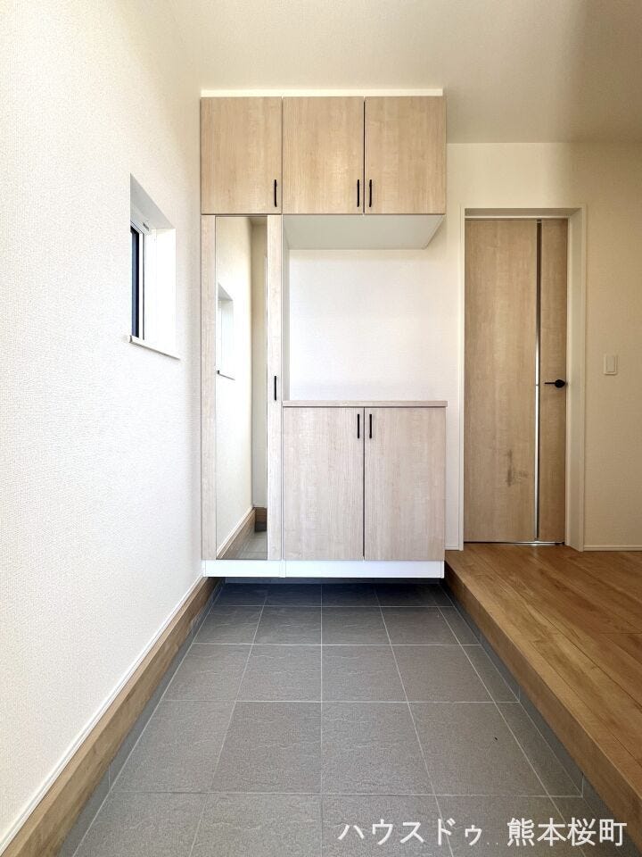 ■「しまう」が叶える、美しい玄関■大容量のシューズボックスがあることでいつも整理された、気持ちの良い「家の顔」を保てます。