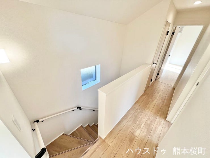 ■暮らしを繋ぐ、明るい動線■採光窓から光が差し込み、足元を優しく照らす。安全で快適な、家族の生活を支える縦の繋がりです。