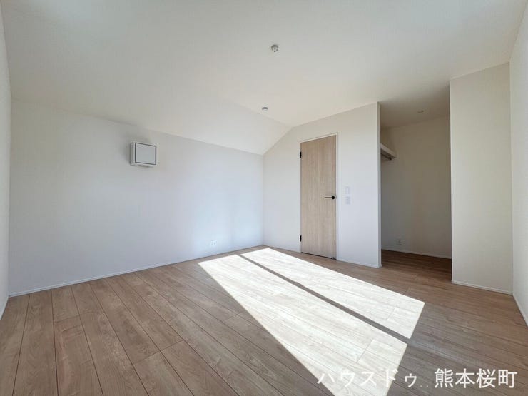 ■2階8帖洋室■心からリラックスできる静けさ、上質な眠りで、毎日をリセットします。明日への活力を養う空間です。