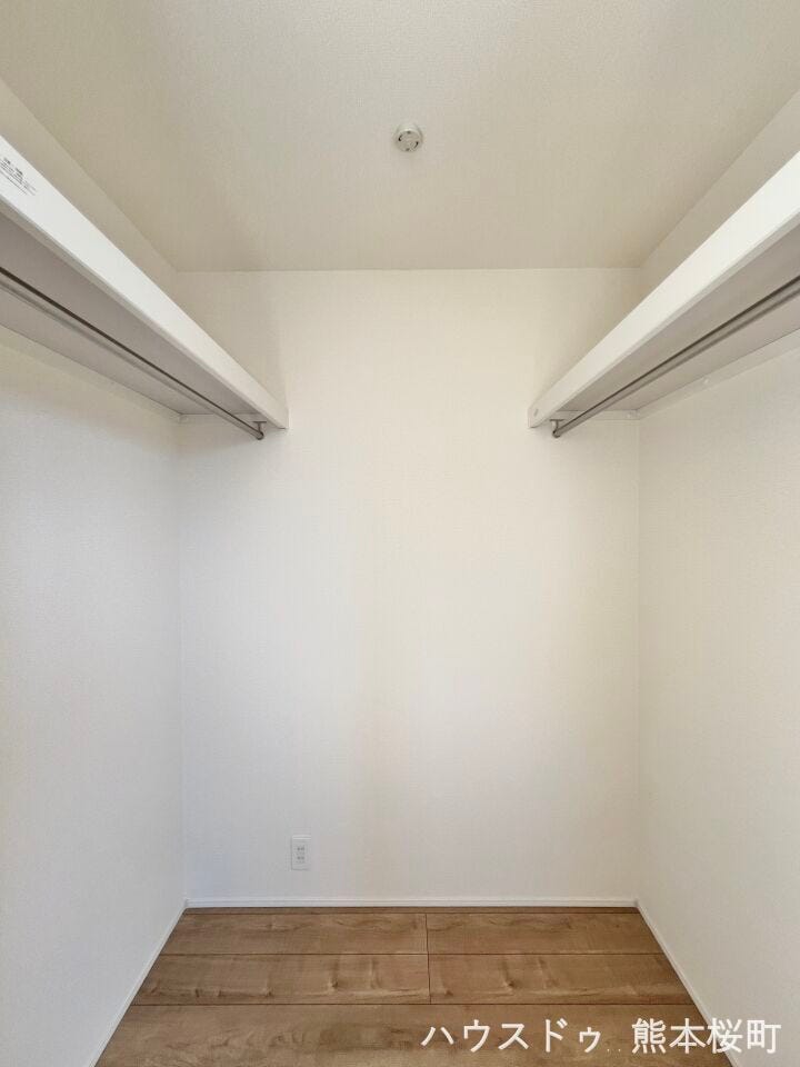 ■2階8帖洋室WIC■衣類から小物まで一ヶ所に集約。整理整頓がしやすく、毎日のコーディネートが楽しくなるゆとりの収納です。