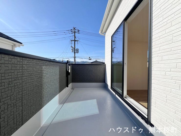 ■空の下の開放的な特等席■日光浴や読書、外の空気を感じながらリフレッシュ。暮らしを豊かにする、もう一つの心地よい空間です。