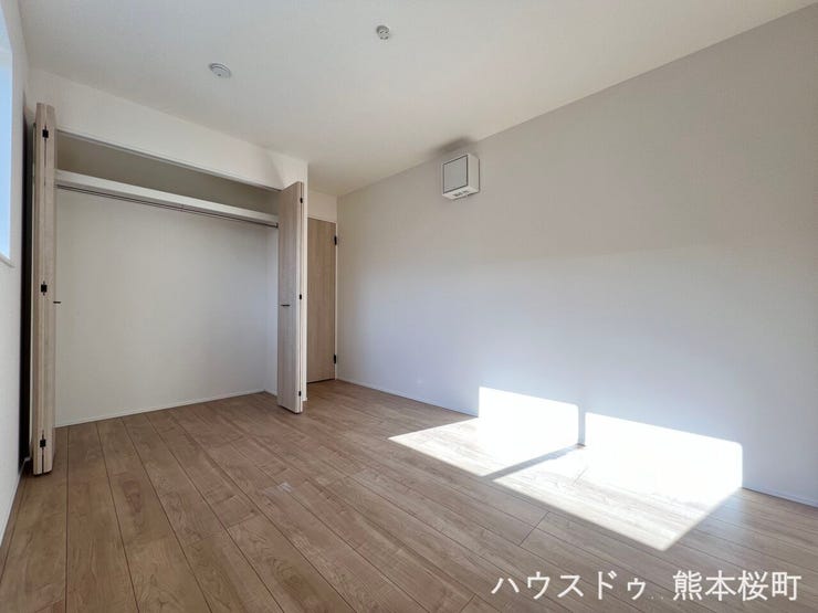 ■2階6帖洋室■寝室、書斎、趣味の部屋。家族の成長やライフスタイルに合わせ、様々な使い方ができる快適な空間です。