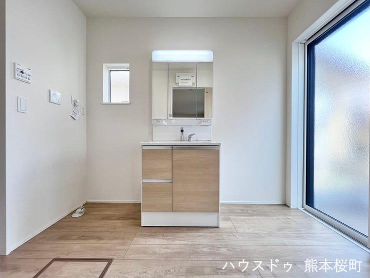 ■清々しいリフレッシュ空間■自分を磨き、気持ちを切り替える。心地よい光が差し込むプライベートスペース。