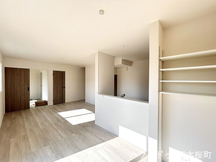 ■安らぎと笑顔の中心地■陽光が優しく降り注ぎ、会話が自然と弾む。ここでは、毎日が特別な時間へと変わります。